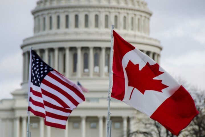 Detall d'una bandera dels Estats Units i una del Canadà onejant juntes davant el Capitoli dels Estats Units, a Washington (fotografia: Photo Phiend/Flickr).