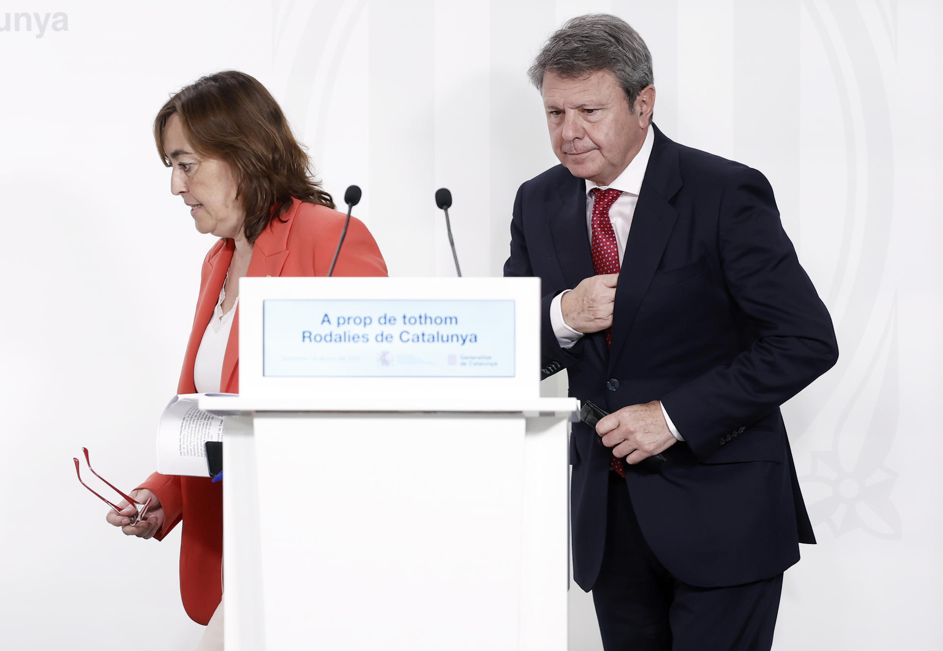 La consellera de Territori, Silvia Paneque, i el secretari d'estat de Transports espanyol, José Antonio Santano, ahir a la Generalitat (fotografia: Andreu Dalmau).