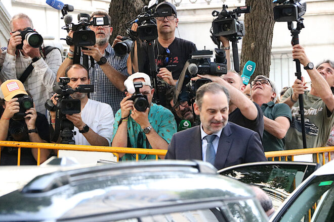 Ábalos diu que no es reconeix en els àudios i que haurien pogut ser manipulats