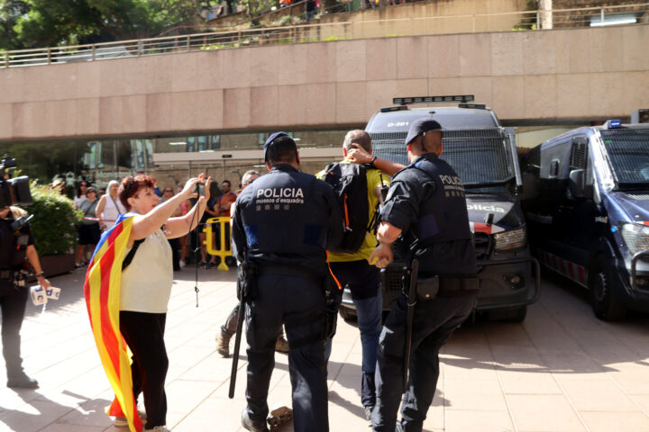 El moment en què l'Albert Forcades va ser retingut i identificat (fotografia: ACN / Mar Martí).