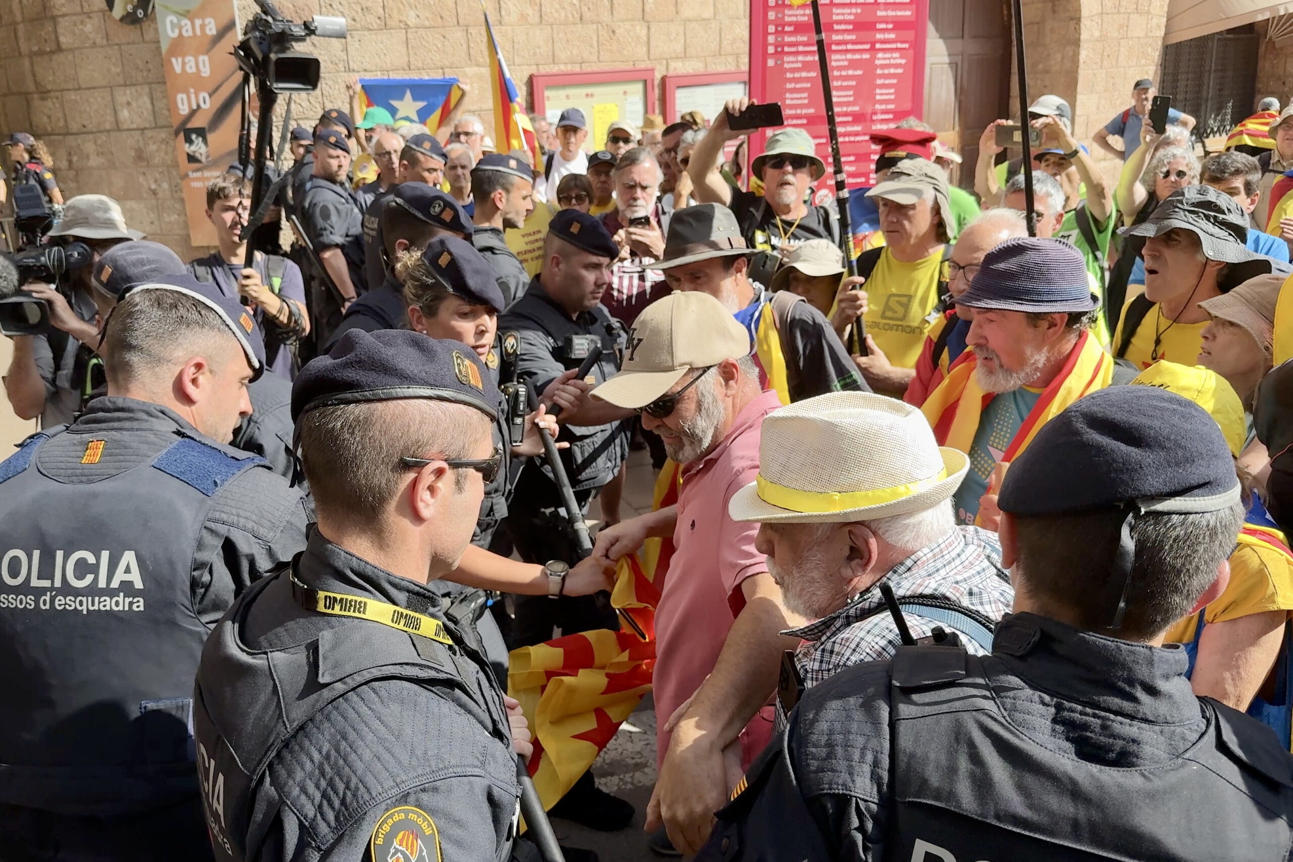 Una gran estelada espera el rei espanyol Felipe VI a Montserrat (Fotografia: Àngel Garcia).