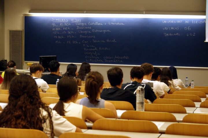 Alumnes abans de començar les PAU a la Facultat de Dret, Economia i Turisme de la Universitat de Lleida.