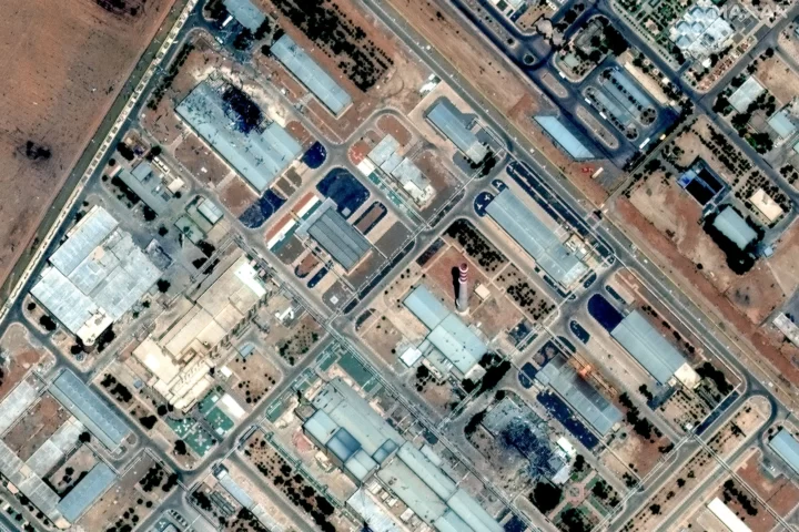 Vista de satèl·lit de l'emplaçament d'enriquiment d'urani d'Esfahan, a l'Iran, després de l'atac israelià de dissabte proppassat (fotografia: Maxar Technologies/Bloomberg).