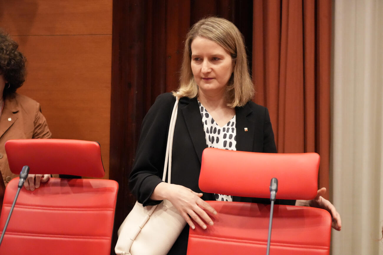 La consellera de Drets Socials, Mònica Martínez Bravo, compareix a la comissió del parlament (fotografia: ACN / Marta Sierra).