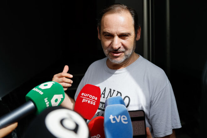 Ábalos va amagar un disc dur als pantalons d’una dona durant l’escorcoll de casa seva: “Vés a treure el gos”