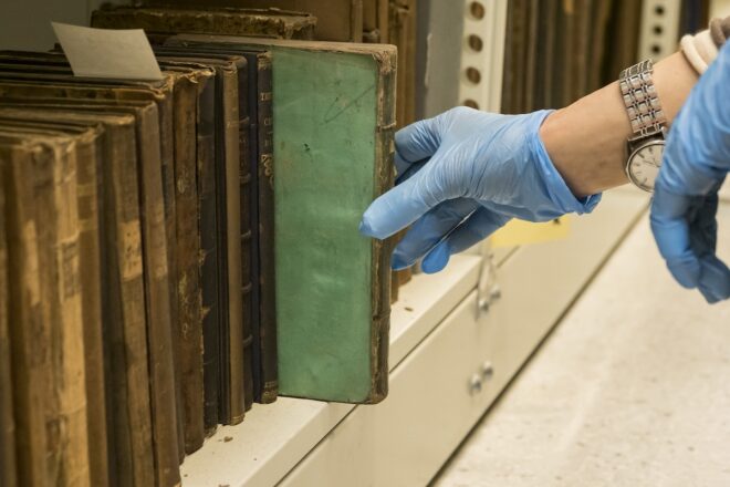 Els llibres més perillosos de les biblioteques victorianes