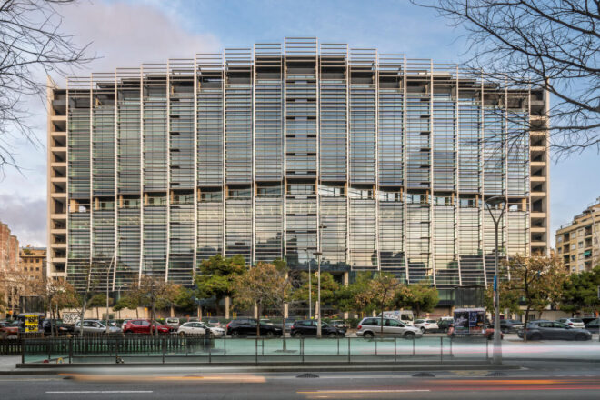 InmoCaixa compra per 385 milions l’edifici Estel, la seu d’AstraZeneca a Barcelona