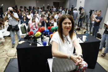 Leire Díaz, contenta de veure quants micròfons l'esperen (fotografia: Chema Moya).