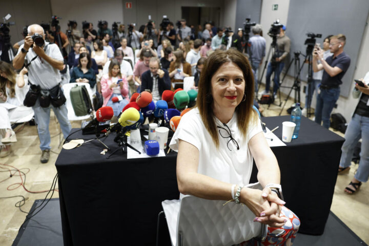 Leire Díaz, contenta de veure quants micròfons l'esperen (fotografia: Chema Moya).