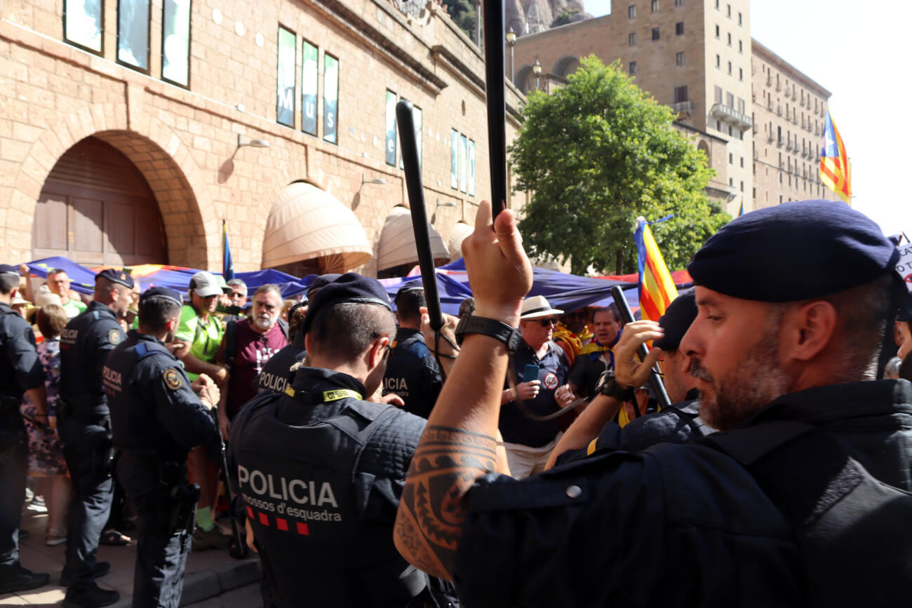 Un moment de la concentració a les portes del monestir (fotografia: Àngel Garcia).