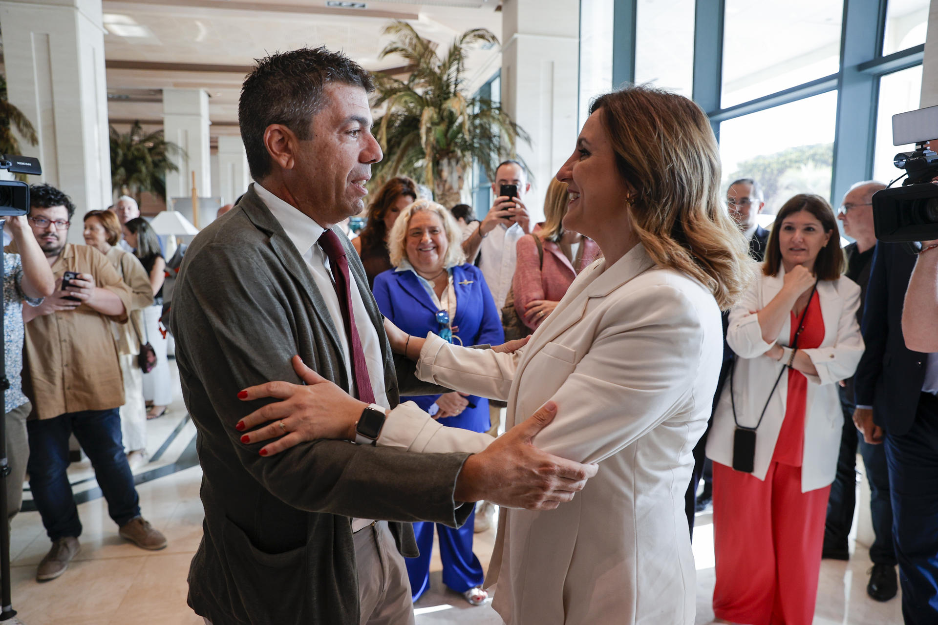 Mazón i Catalá, en un moment de la trobada (fotografia: EFE / Manuel Bruque).