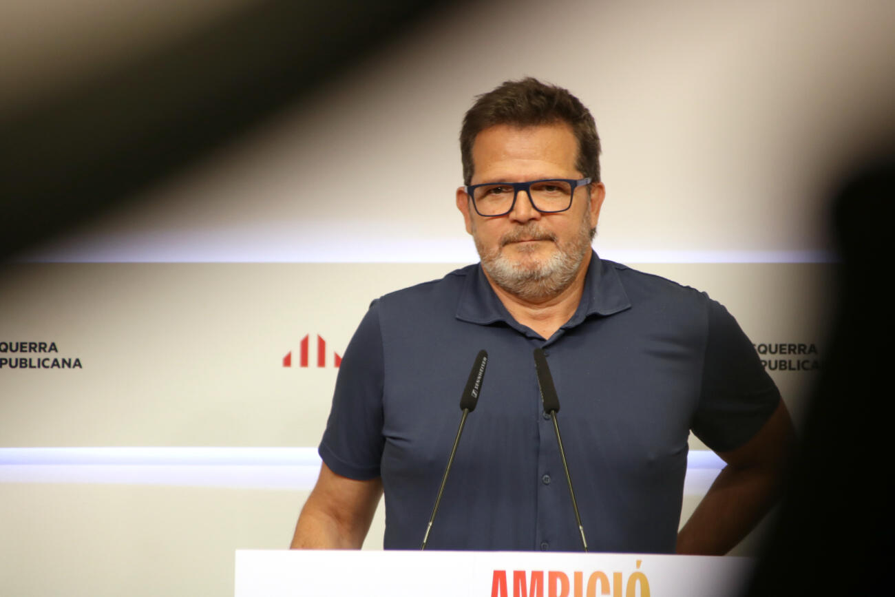 El portaveu d'ERC, Isaac Albert, atén la premsa (fotografia: Bernat Vilaró).