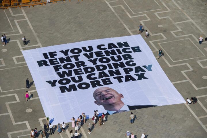 Greenpeace va desplegar una gran pancarta que deia 