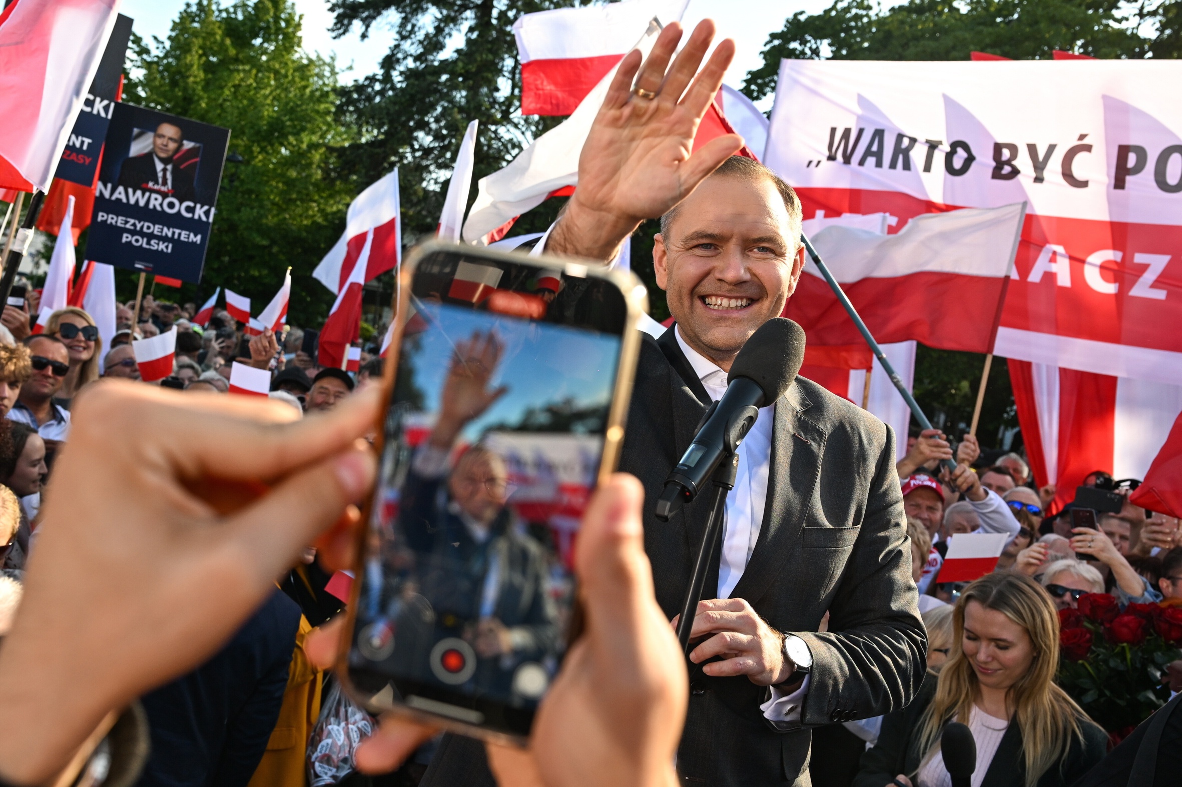 El nou president polonès, el conservador Karol Nawrocki (centre), saluda els votants en un acte de campanya divendres, dos dies abans de les eleccions en què fou elegit president (fotografia: Wojtek Jargilo/Efe).