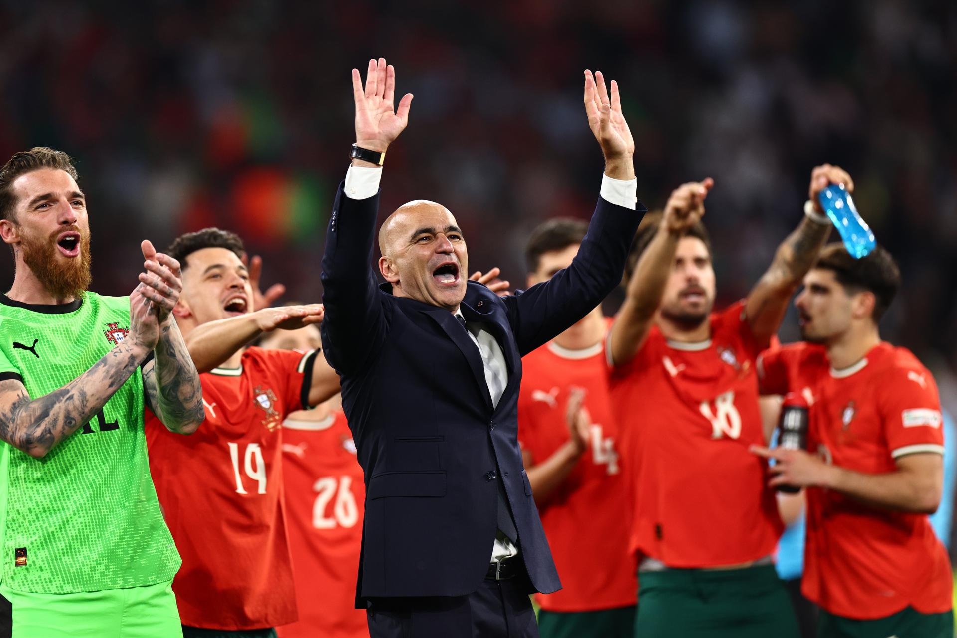 Robert Martínez celebra amb els jugadors al final del partit. (Fotografia d'Anna Szilagyi)
