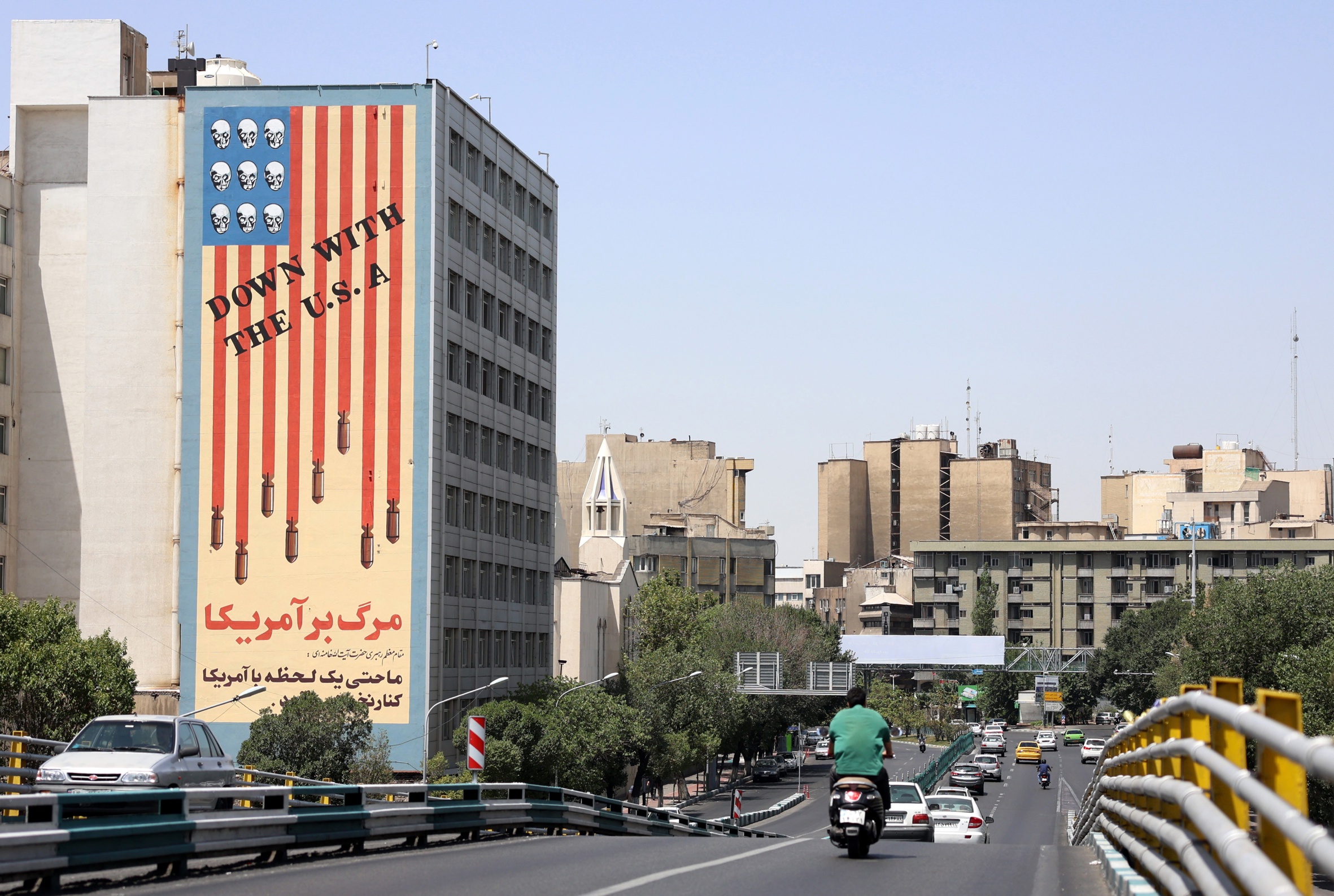 Mural anti-americà a Teheran, ahir. S'hi llegeix, en anglès, 