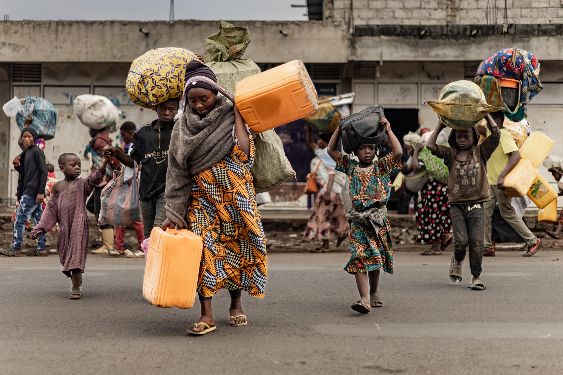 Civils congolesos fugen de l'avenç de l'M23 a Goma, a l'est del Congo, aquest hivern (fotografia: Michel Lunanga/Efe).