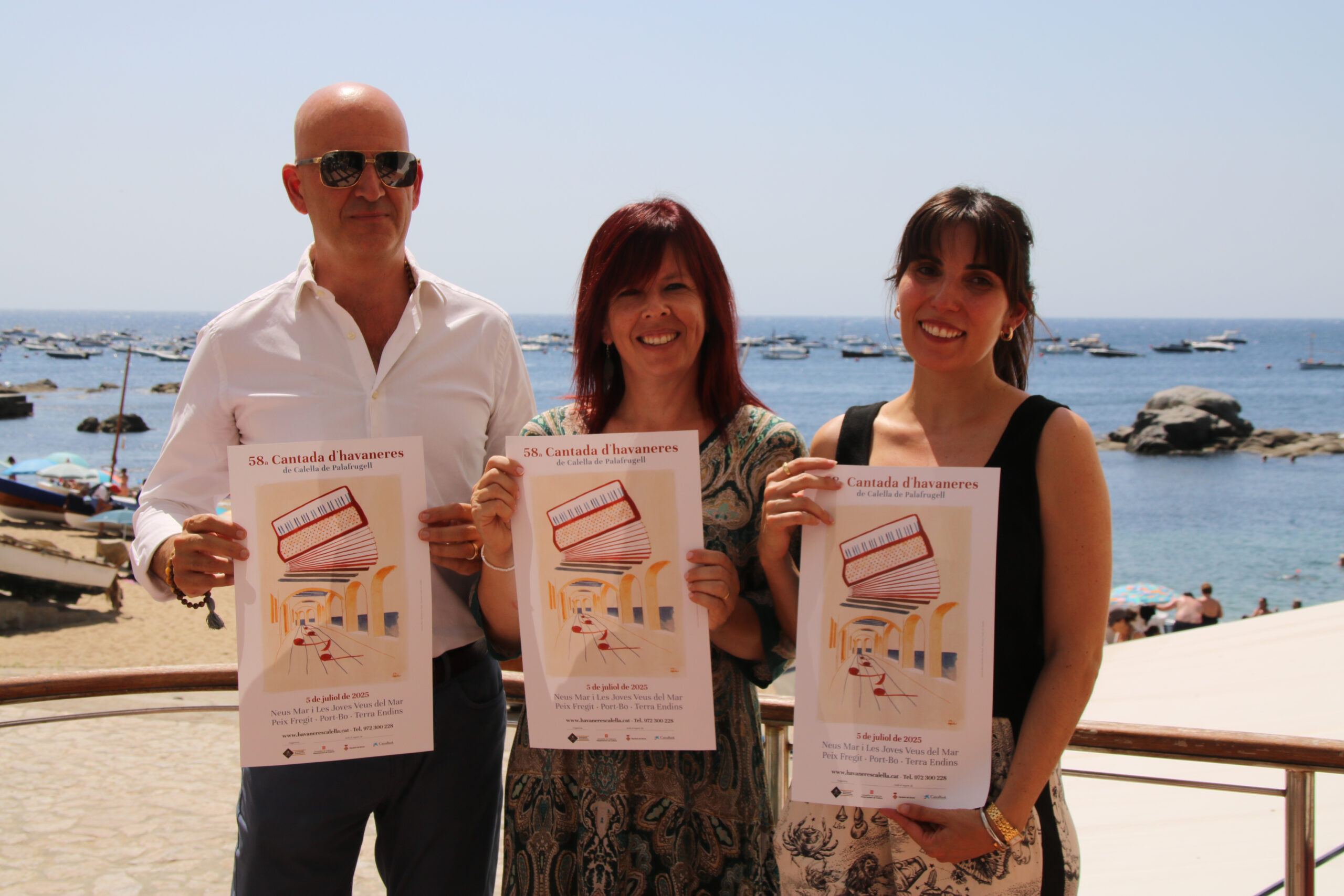 El regidor de Promoció Econòmica, Marc Piferrer; la portaveu de la comissió de la cantada d'havaneres; Neus Mar i la batllessa de Palafrugell, Laura Millán, a la presentació de la 58a cantada d'havaneres (fotografia: ACN / Ariadna Reche).