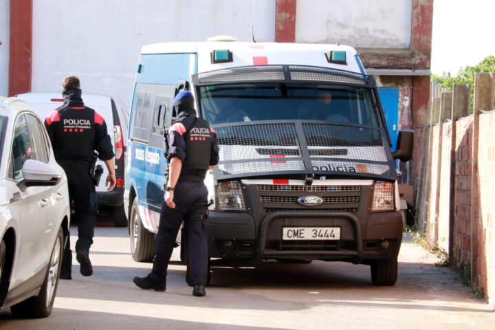 Una furgoneta dels Mossos d'Esquadra en un escorcoll a Vilanova i la Geltrú (fotografia: ACN / Gemma Sánchez).