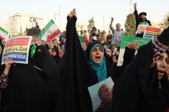 Dones iranianes en una manifestació ahir a Teheran (fotografia: Abedin Taherkenareh).