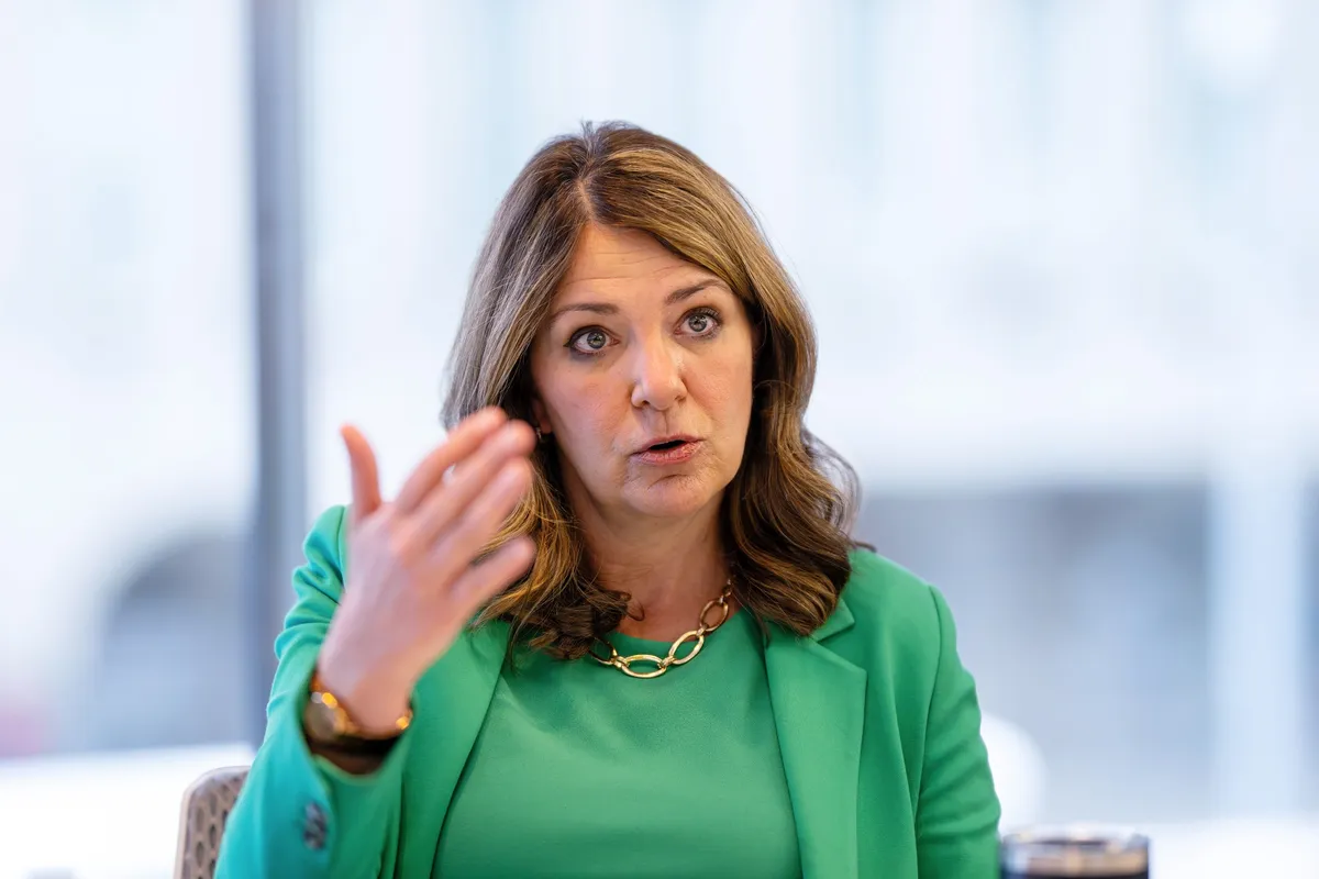 Danielle Smith, primer ministra d'Alberta, a l'oficina de Bloomberg a Calgary (fotografia: Gavin John/Bloomberg).
