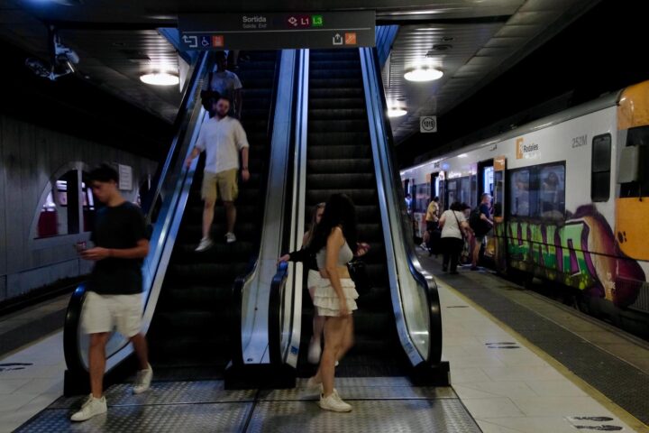 Les escales mecàniques a l'estació de la plaça de Catalunya (fotografia: Júlia Partal).