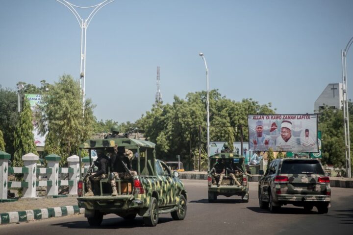 Patrulla de l'exèrcit nigerià en un operatiu de contrainsurgència a la ciutat de Maiduguri, al nord-est de Nigèria (fotografia: Sally Hayden/Europa Press).