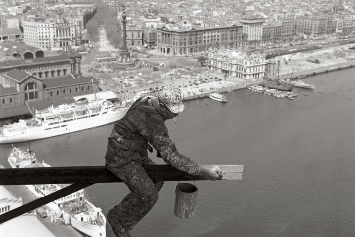 Autor desconegut, 1962. Un obrer treballa en la restauració del telefèric de Jaume I, al port de Barcelona (fotografia: Magnum Photos).