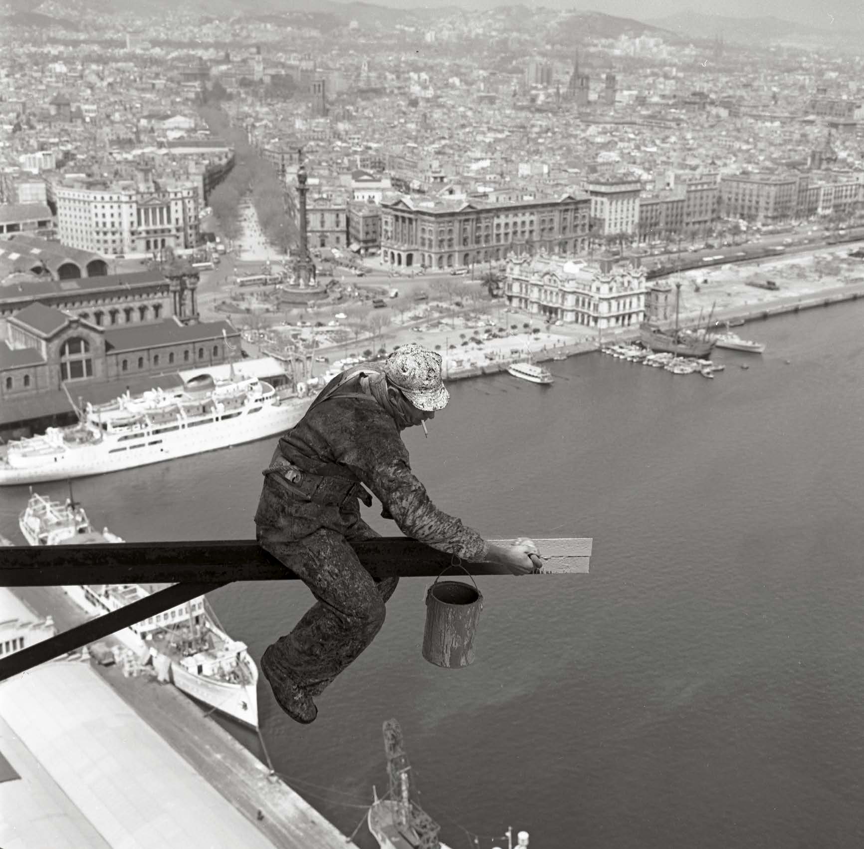 Autor desconegut, 1962. Un obrer treballa en la restauració del telefèric de Jaume I, al port de Barcelona (fotografia: Magnum Photos).