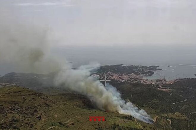 Els bombers treballen per controlar un incendi a Cadaqués
