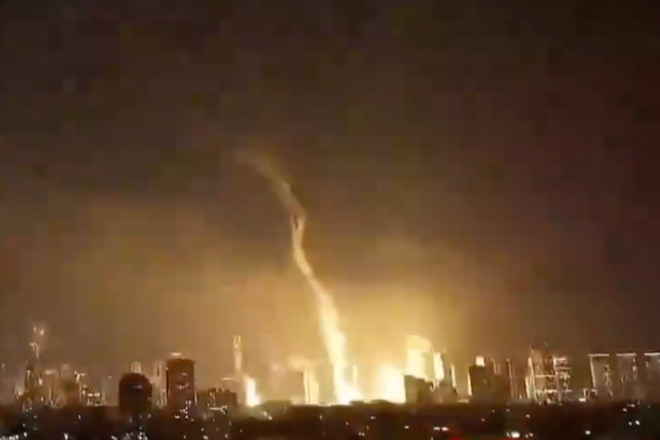 L’Iran respon als bombardaments llançant míssils contra Tel-Aviv, que ordena a la població de refugiar-se