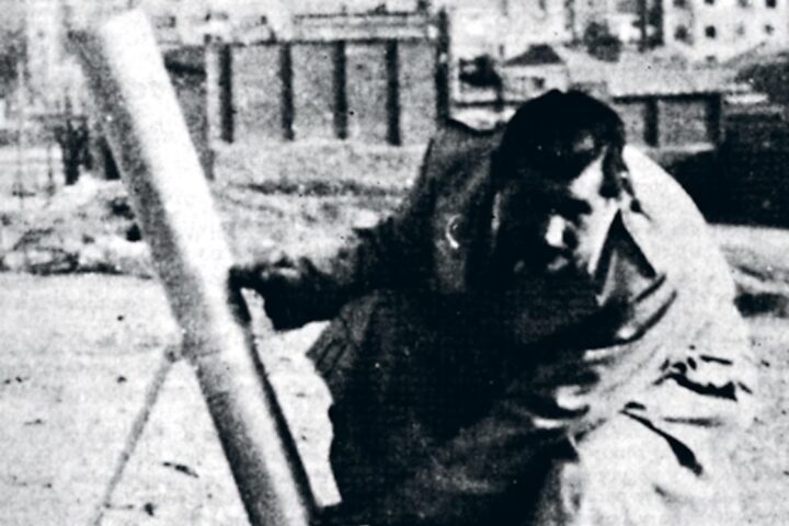 Quico Sabaté, amb el seu llançacoets per a omplir el cel de fulls volants.