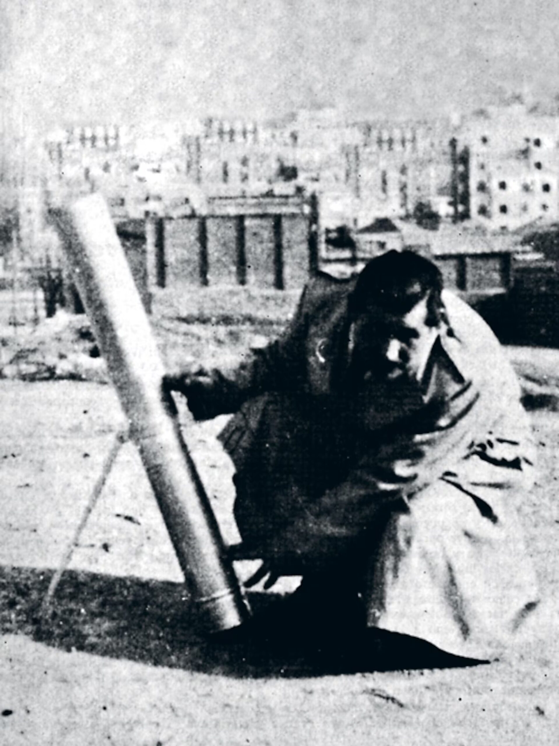 Quico Sabaté, amb el seu llançacoets per a omplir el cel de fulls volants.