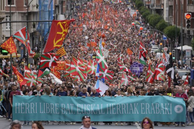 Una gran manifestació omple el centre de Bilbao a favor del dret de decidir