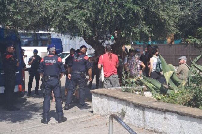 Els Mossos retenen i encerclen manifestants a Badia del Vallès per impedir protestes contra la visita de Felipe VI