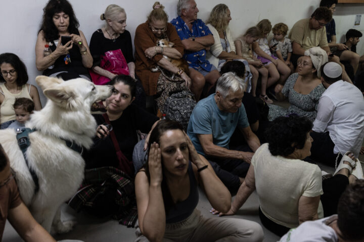 Veïns de Tel-Aviv es refugien en un refugi antiaeri a la ciutat durant un atac iranià, divendres proppassat (fotografia: Heidi Levine/The Washington Post).