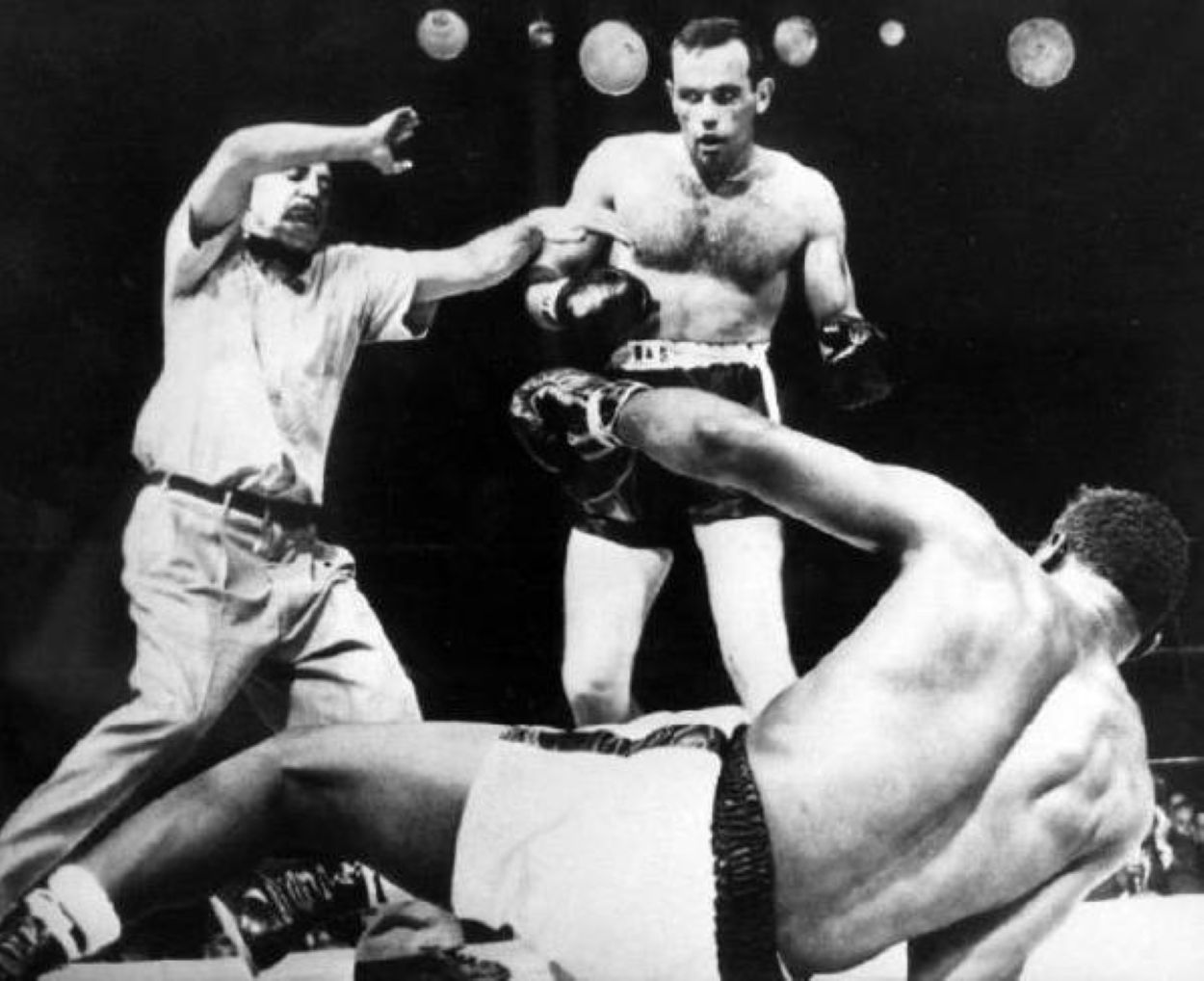 Ingemar Johansson deixa fora de combat Floyd Patterson per convertir-se en el campió mundial de pes pesant (26 de juny de 1956).