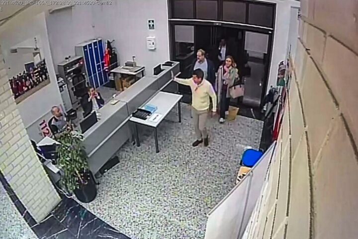 El president Carlos Mazón arribant al CECOPI el vespre del 29 d'octubre