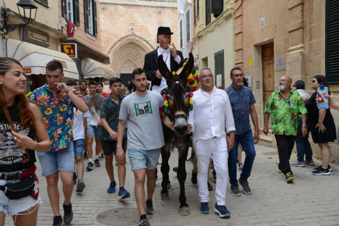 [VÍDEO] El començament espectacular de la festa de Sant Joan a Ciutadella