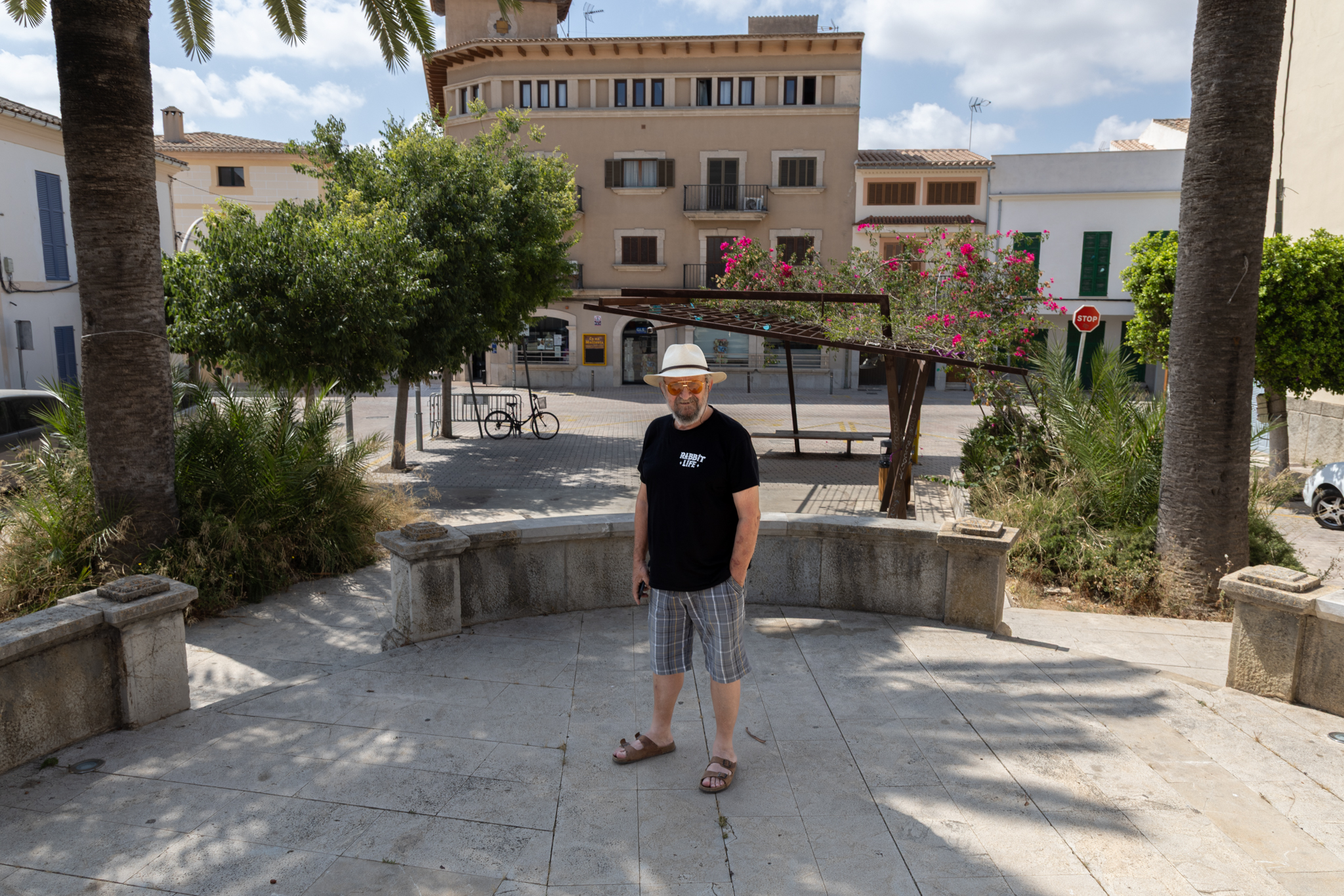 Tomeu Penya, a la plaça que bateja a Vilafranca de Bonany (fotografies: Martí Gelabert)