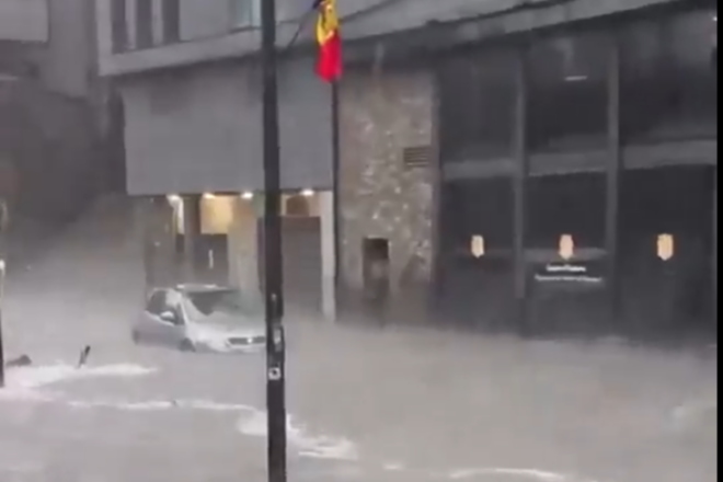 [VÍDEOS] Una forta tempesta inunda uns quants carrers d’Andorra la Vella