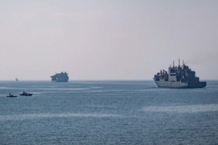 Naus de la marina dels Estats Units escorten un petrolier a l'estret d'Ormuz, l'any 2018 (fotografia: Defense Visual Information Distribution Service/US Navy).