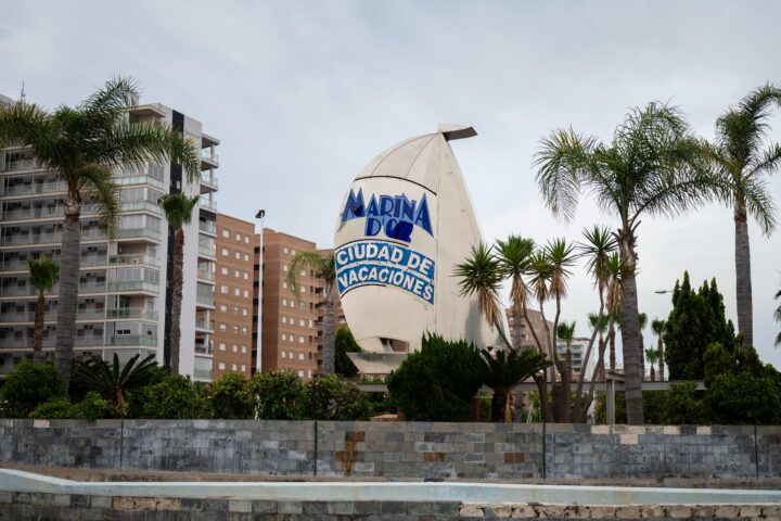 Una família camina prop de les oficines de venda d'apartaments a Marina d'Or (fotografia: Andreu Esteban).