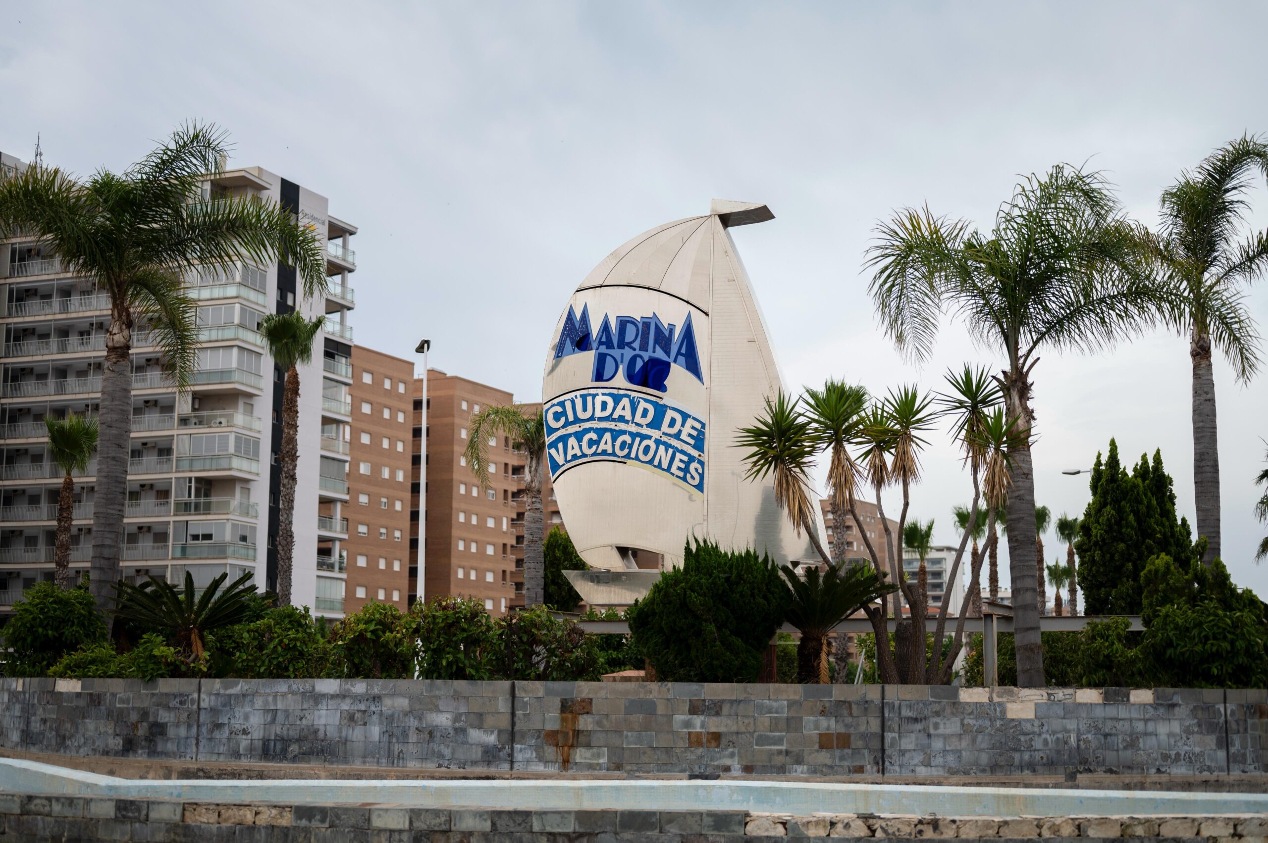 Una família camina prop de les oficines de venda d'apartaments a Marina d'Or (fotografia: Andreu Esteban).