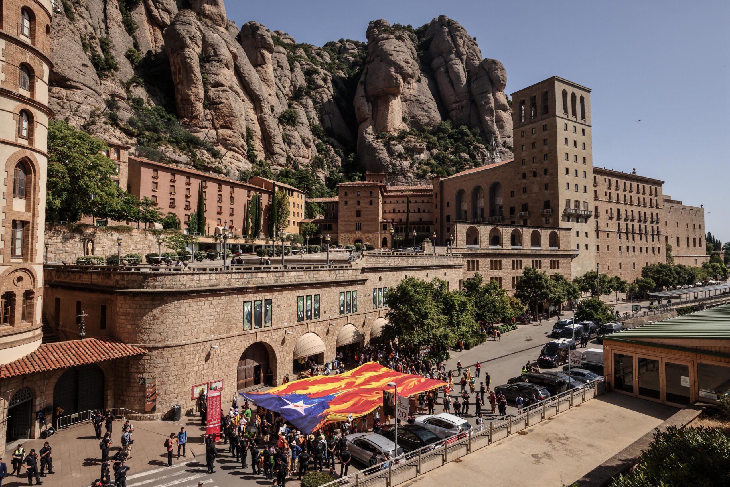 La protesta a fora de Montserrat (fotografia: Àngel Garcia).