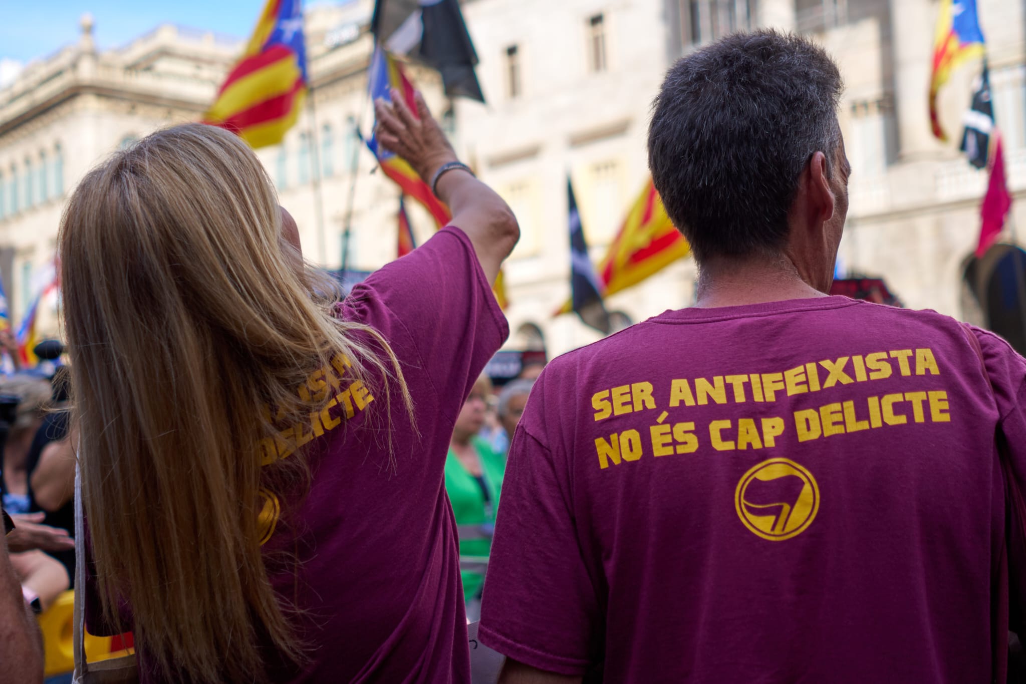 Samarretes de suport a l'Adri de Badalona en una manifestació independentista.