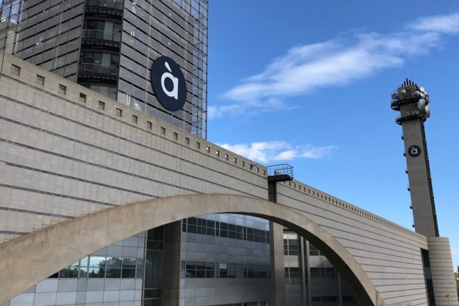À Punt modifica el llibre d’estil per permetre l’emissió de bous i reconèixer topònims en castellà