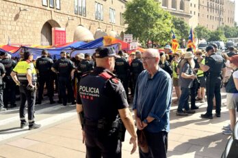 Lluís Llach, president de l'ANC, dialogant amb un dels responsables de l'operació policíaca ahir a Montserrat (fotografia: Àngel Garcia).