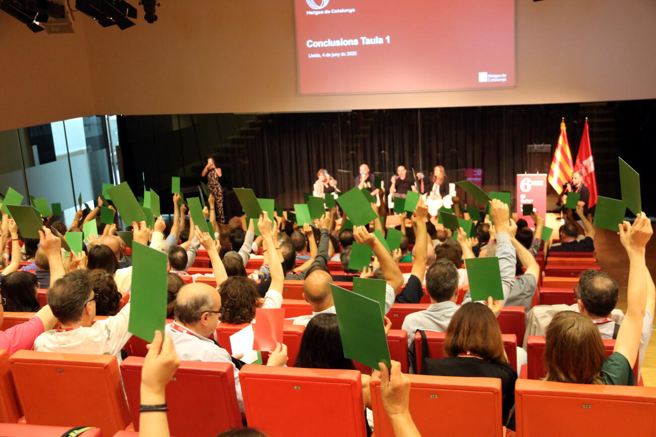 Assistents del 6è Congrés de Metges de Catalunya votant les conclusions d'una de les taules que s'han tractat (fotografia: ACN / Anna Berga).