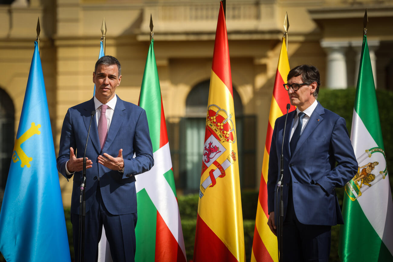 El president del govern espanyol, Pedro Sánchez, i el president de la Generalitat, Salvador Illa, a la declaració institucional prèvia a la reunió de la conferència de presidents (fotografia: ACN).